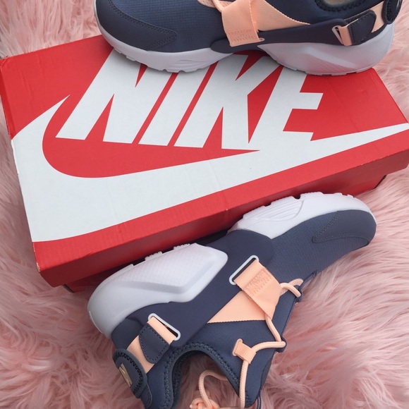 New Women’s Nike Air Huarache Sneakers - Picture 4 of 5
